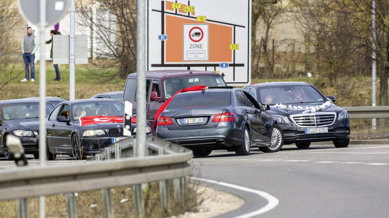 Fahrzeuge eines Hochzeitskorsos (Symbolbild): Beamte stellten die FΓΌhrerscheine sicher. Fahrzeuge eines Hochzeitskorsos (Symbolbild): Beamte stellten die FΓΌhrerscheine sicher.