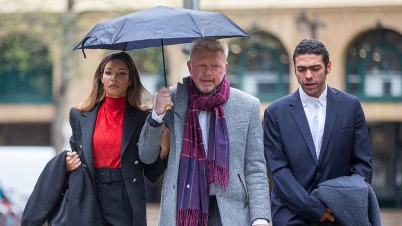Boris Becker kommt mit seiner Lebensgefährtin Lilian De Carvalho Monteiro und seinem Sohn Noah zum Gericht.