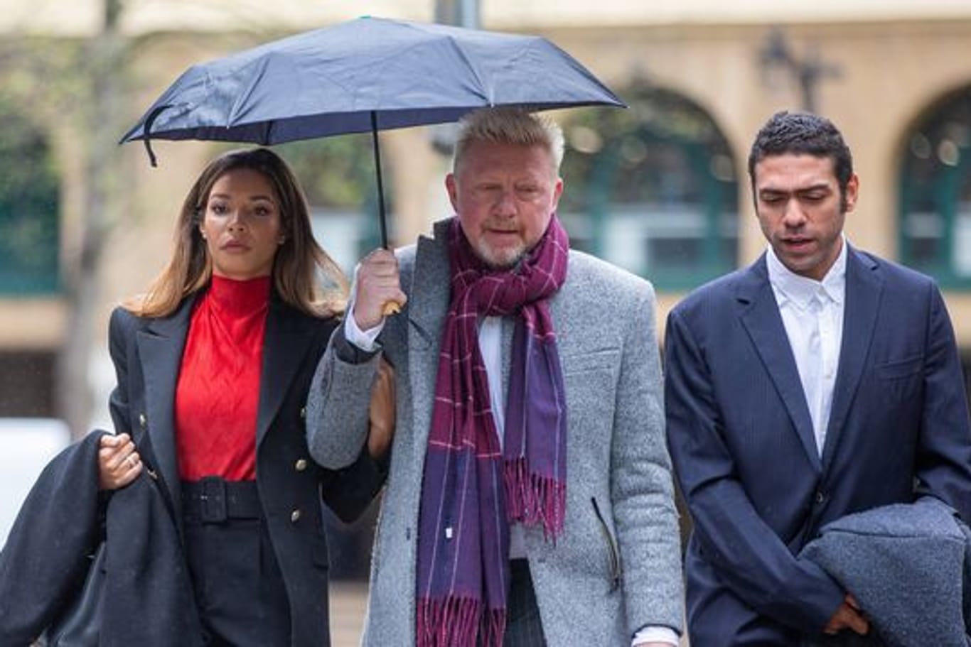 Boris Becker kommt mit seiner Lebensgefährtin Lilian De Carvalho Monteiro und seinem Sohn Noah zum Gericht.