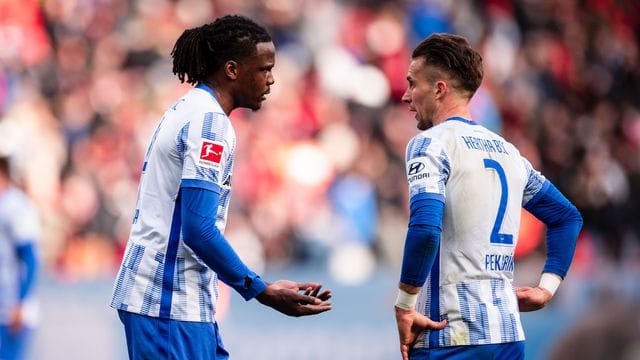 Herthas Peter Pekarik (r) musste das Training abbrechen.