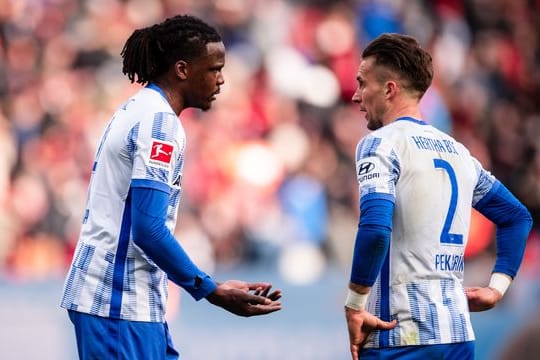 Herthas Peter Pekarik (r) musste das Training abbrechen.