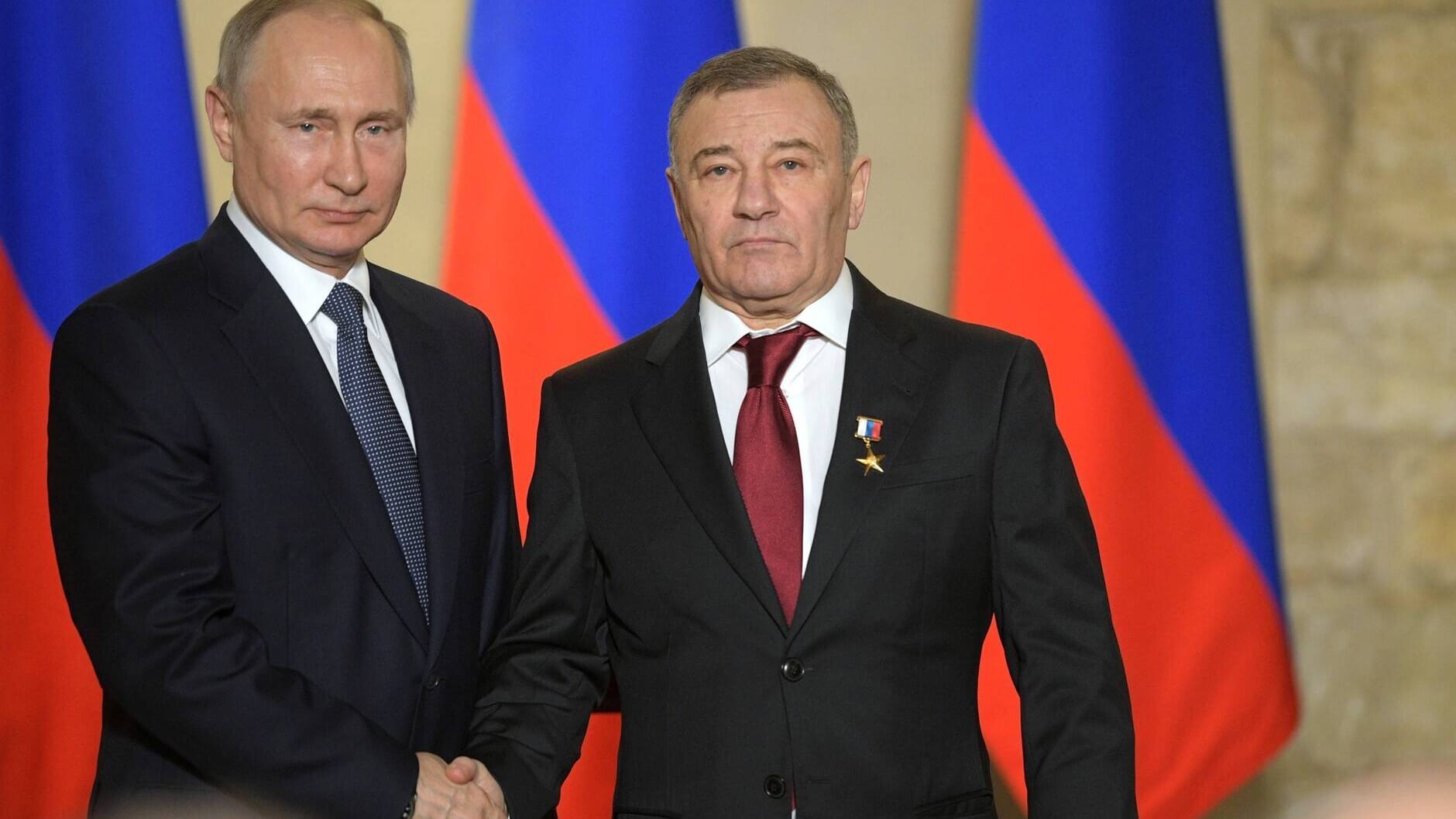 Russlands Machthaber Wladimir Putin mit Arkady Rotenberg: Der Schwiegersohn des Oligarchen gründete ein Unternehmen mit Reich.