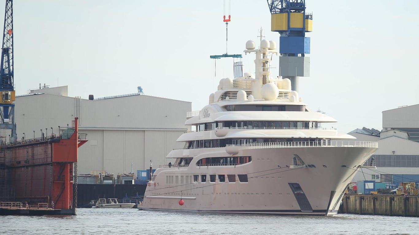 Die Luxusjacht "Dilbar" liegt im Werfthafen von Blohm+Voss: Deutsche Ermittler haben die Schwester des Oligarchen Alischer Usmanow als Eigentümerin ermittelt.