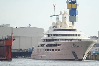 Die Luxusjacht "Dilbar" liegt im Werfthafen von Blohm+Voss: Deutsche Ermittler haben die Schwester des Oligarchen Alischer Usmanow als Eigentümerin ermittelt.