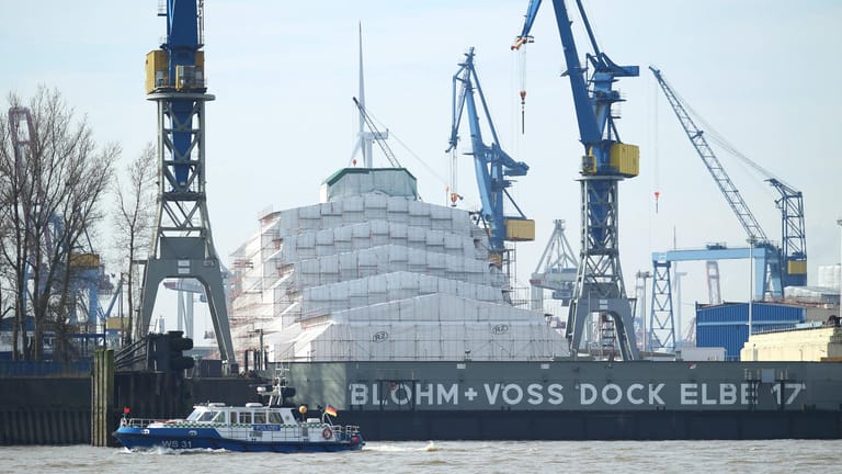 Die Jacht "Dilbar" ist derzeit komplett eingehüllt: Sie liegt im Dock 17 der Schiffswerft Blohm+Voss in Hamburg.