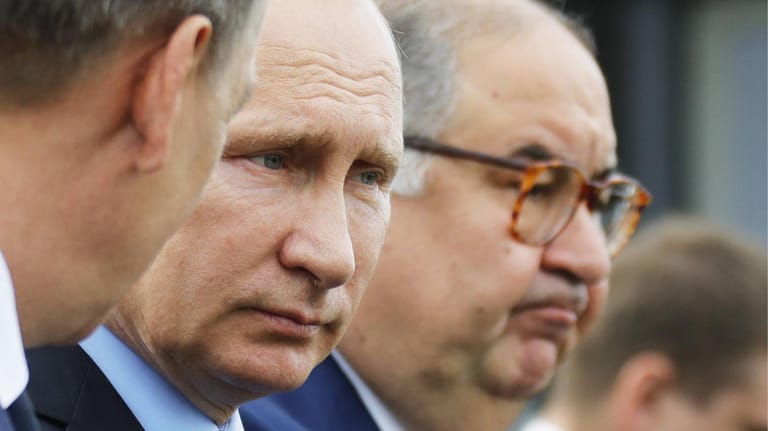 Russlands Präsident Wladimir Putin (links) und Oligarch Alisher Usmanow (Archivbild): Beide gelten als enge Vertraute, Usmanow wurde deswegen mit internationalen Sanktionen belegt.