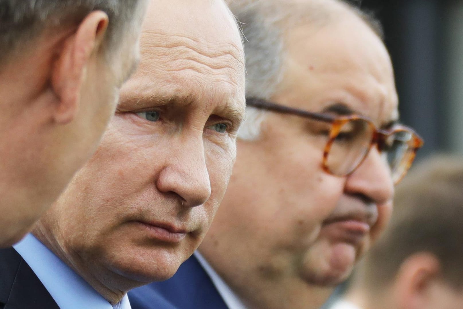 Russlands Präsident Wladimir Putin (links) und Oligarch Alisher Usmanow (Archivbild): Beide gelten als enge Vertraute, Usmanow wurde deswegen mit internationalen Sanktionen belegt.