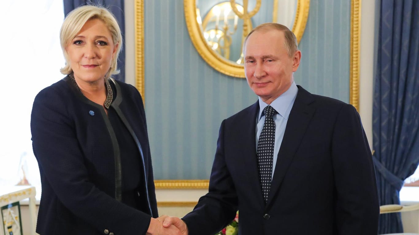 Marine Le Pen und Wladimir Putin: Bis vor kurzem hatte die Politikerin immer wieder die Nähe zu dem russischen Präsidenten gesucht. (Archivfoto)