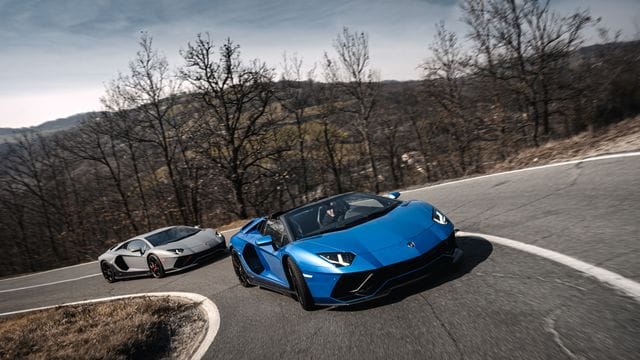 Potenter Abschied: Bevor der Aventador in Rente geht, legt Lamborghini Roadster und Coupé (hinten) als limitierte Ultimae-Edition auf.