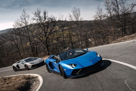 Potenter Abschied: Bevor der Aventador in Rente geht, legt Lamborghini Roadster und Coupé (hinten) als limitierte Ultimae-Edition auf.