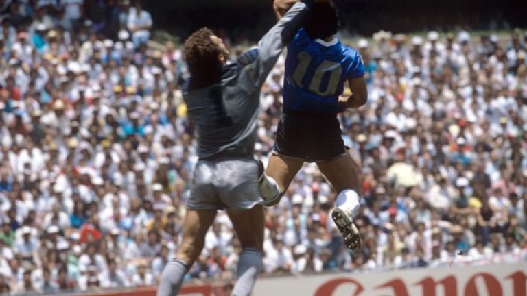 Diego Maradona (r) erzielte 1986 das Tor mit der "Hand Gottes".