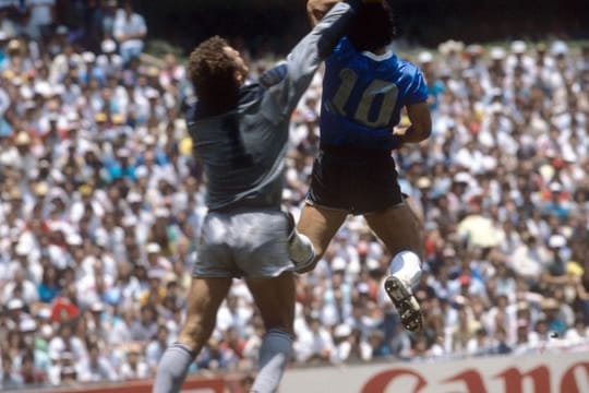 Diego Maradona (r) erzielte 1986 das Tor mit der "Hand Gottes".