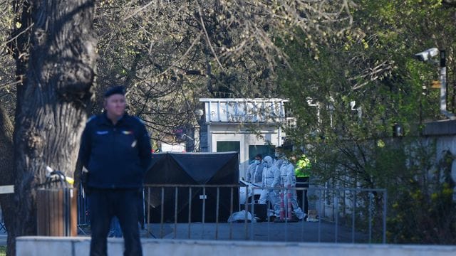 Ein Polizeibeamter steht Wache, nachdem ein Auto in das Tor der russischen Botschaft gefahren ist.