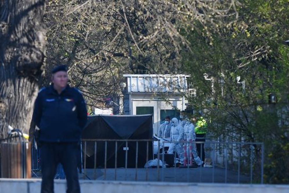 Ein Polizeibeamter steht Wache, nachdem ein Auto in das Tor der russischen Botschaft gefahren ist.