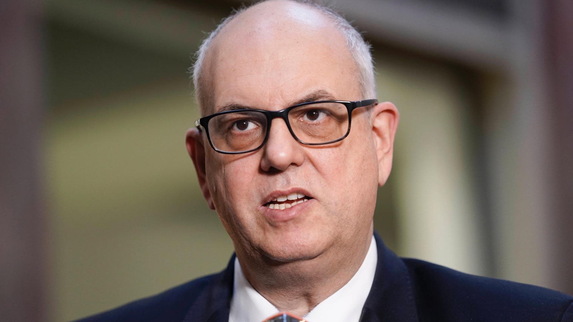 Bremens Bürgermeister Andreas Bovenschulte bei einem Interview (Archivbild): Der SPD-Politiker ist mit dem Verhalten von Karl Lauterbach unzufrieden. Bremens Bürgermeister Andreas Bovenschulte bei einem Interview (Archivbild): Der SPD-Politiker ist mit dem Verhalten von Karl Lauterbach unzufrieden.