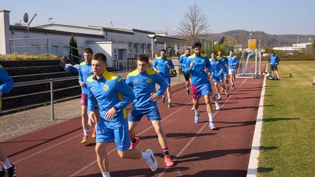 Das Handball-Nationalteam der Ukraine trainiert auf einem Sportplatz in Großwallstadt.