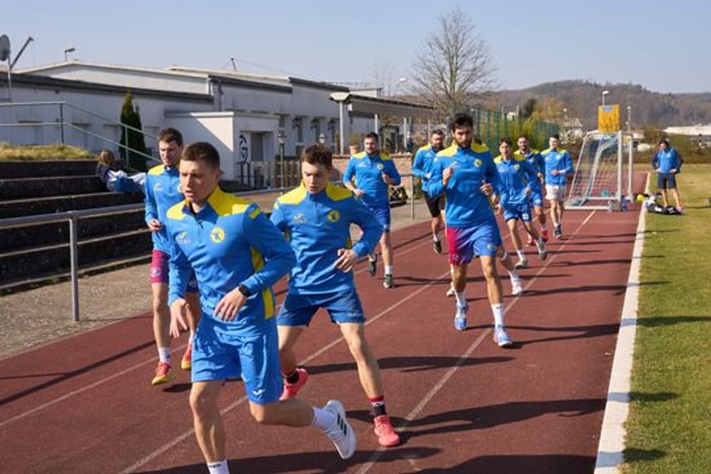 Das Handball-Nationalteam der Ukraine trainiert auf einem Sportplatz in Großwallstadt.