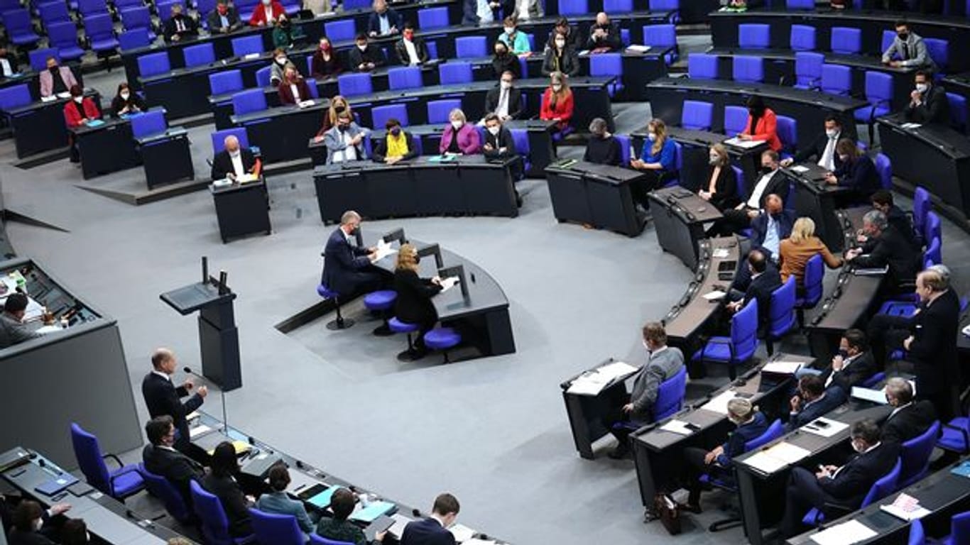 Bundeskanzler Olaf Scholz (SPD - links vorne) beantwortet bei der Regierungsbefragung im Bundestag die Fragen der Abgeordneten.