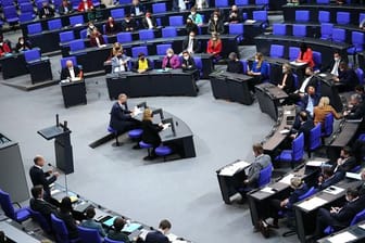 Bundeskanzler Olaf Scholz (SPD - links vorne) beantwortet bei der Regierungsbefragung im Bundestag die Fragen der Abgeordneten.