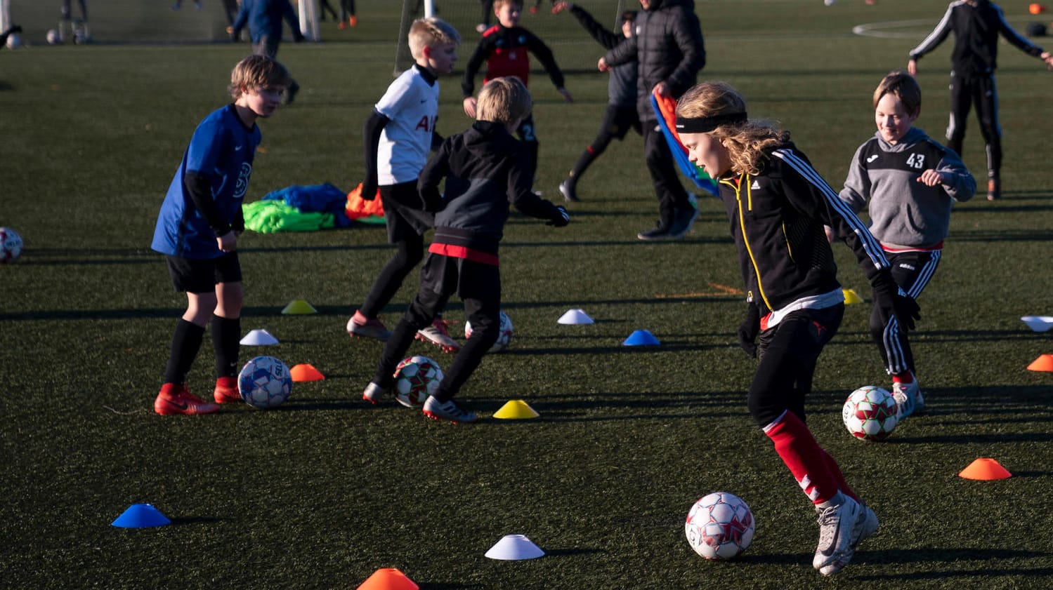 Eine U12-Mannschaft im Training: Der DFB empfehlt leichte Bälle.