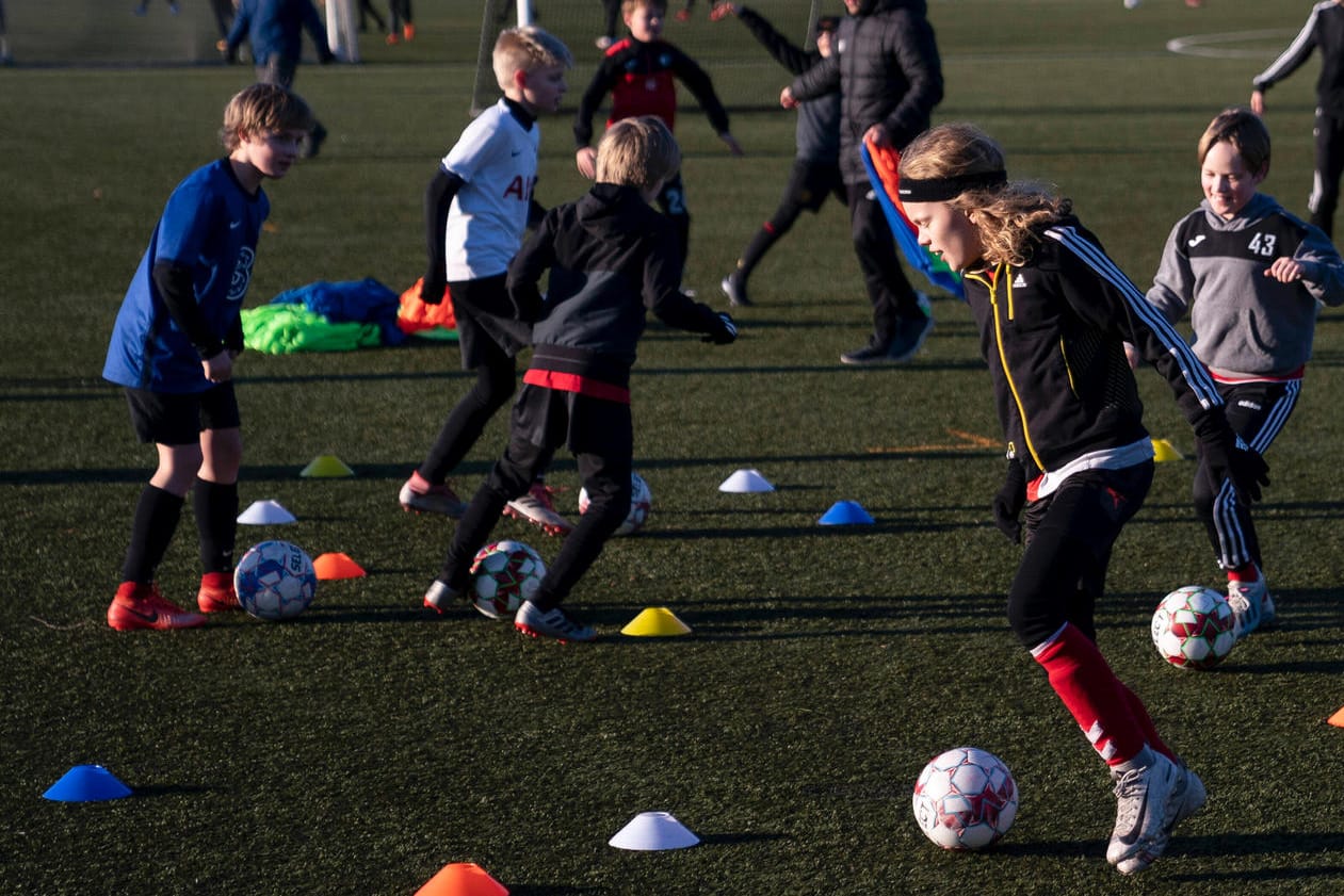 Eine U12-Mannschaft im Training: Der DFB empfehlt leichte Bälle.