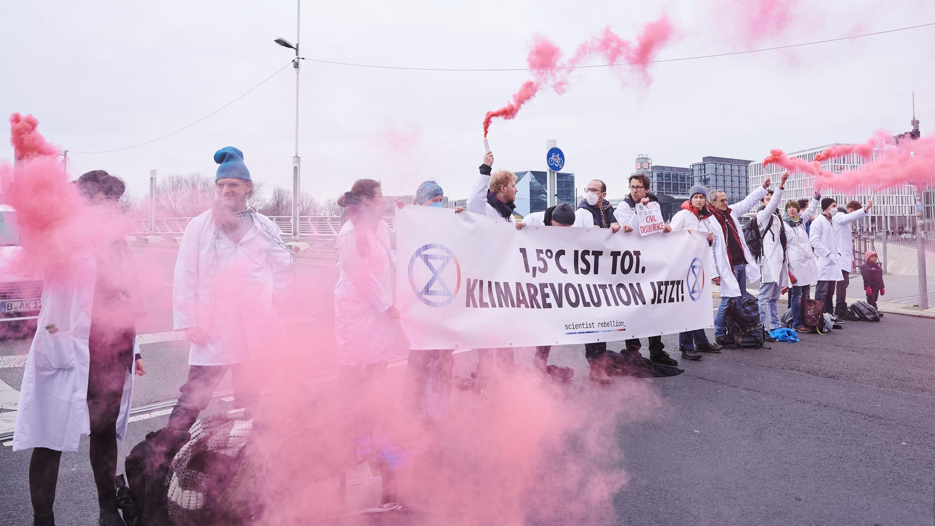 "1,5 Grad ist tot. Klimarevolution jetzt" steht auf dem Transparent, das von Wissenschaftlern auf der Straße gehalten wird: "Diejenigen, die am meisten über die Krise wissen, haben eine moralische Pflicht, entsprechend zu handeln", hieß es.