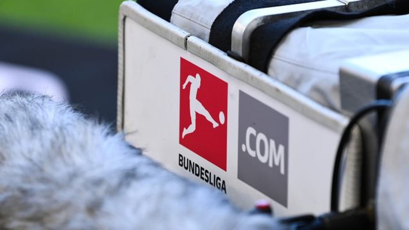 Das Logo der Bundesliga ist seitlich an einer Fernsehkamera zu sehen.