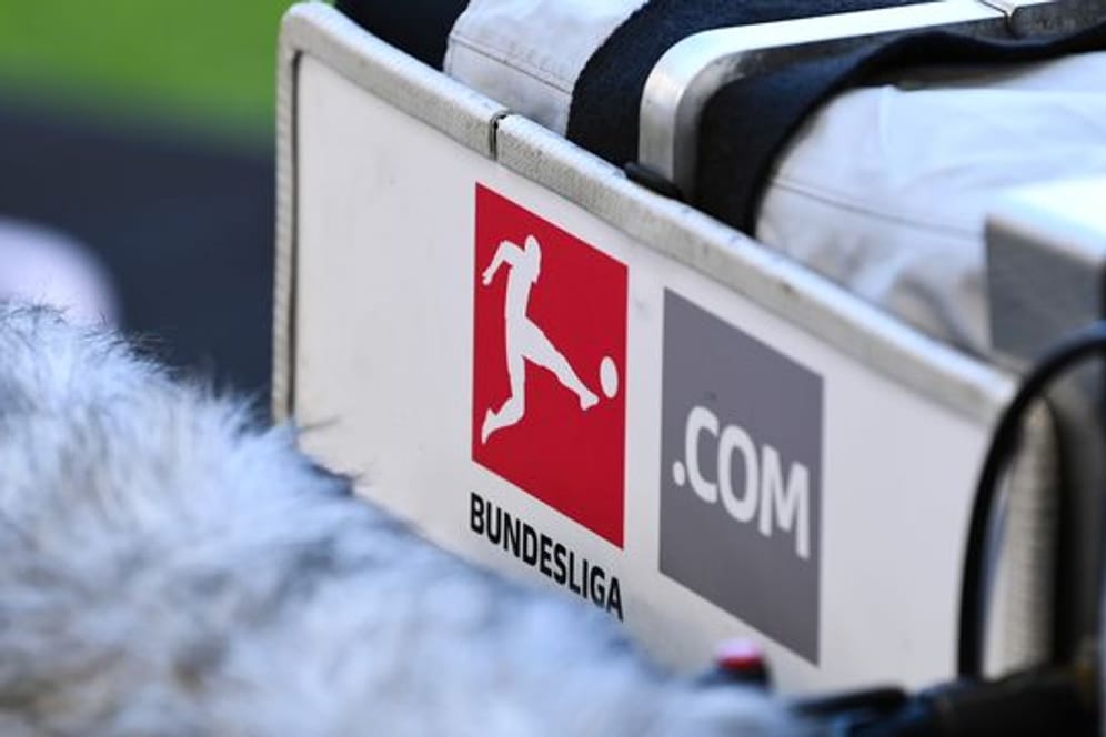 Das Logo der Bundesliga ist seitlich an einer Fernsehkamera zu sehen.