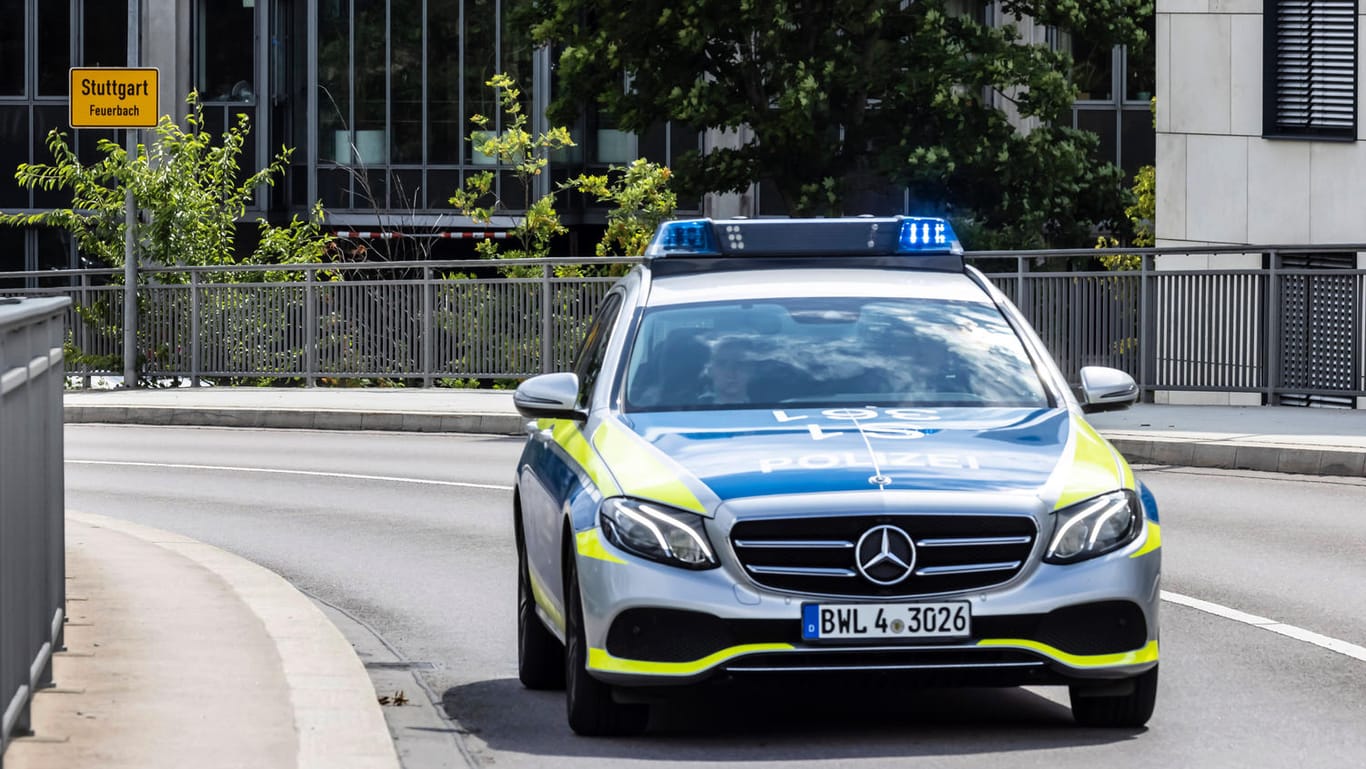 Ein Streifenwagen fährt durch Stuttgart (Archivbild): Die Polizei sucht nach zwei Tätern.