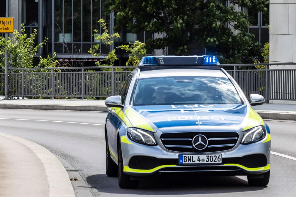 Ein Streifenwagen fährt durch Stuttgart (Archivbild): Die Polizei sucht nach zwei Tätern.