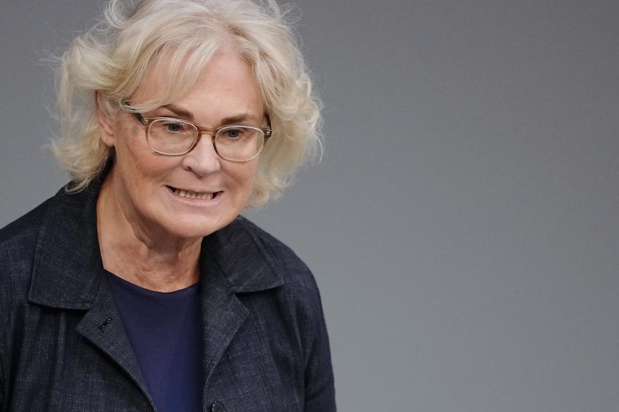 Verteidigungsministerin Christine Lambrecht spricht im Bundestag in der Aktuellen Stunde mit dem Thema "Massaker der russischen Truppen an ukrainischen Zivilisten in Butscha".