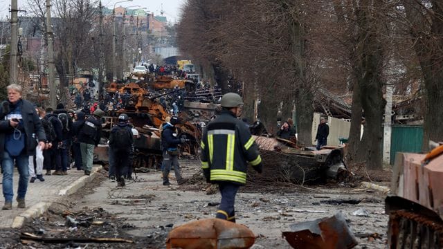 Die Bilder aus der kleinen Stadt Butscha, wo nach dem Abzug russischer Truppen zahlreiche Leichen von Bewohnern auf den Straßen gefunden worden waren, haben international für Entsetzen gesorgt.