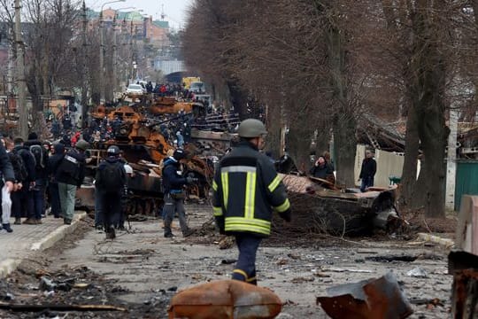 Die Bilder aus der kleinen Stadt Butscha, wo nach dem Abzug russischer Truppen zahlreiche Leichen von Bewohnern auf den Straßen gefunden worden waren, haben international für Entsetzen gesorgt.