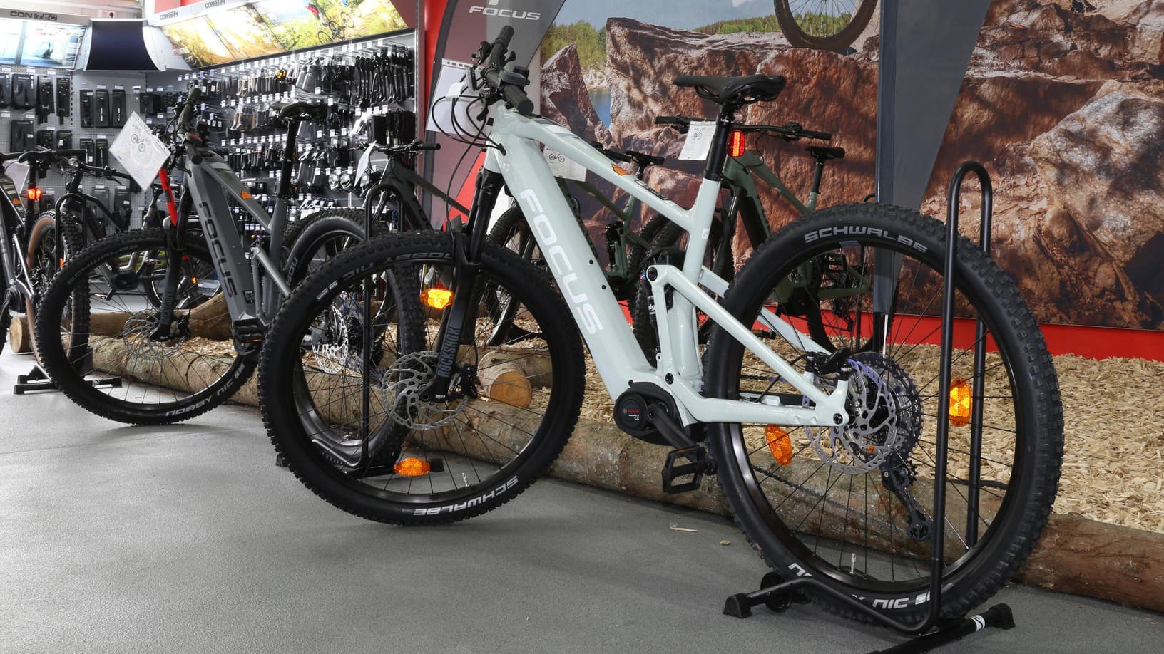 Mountainbike mit E-Motor: Nicht für jeden Radler ist es die perfekte Wahl. Der Weg zum passenden Fahrrad kann beschwerlich sein. Einfacher wird es, wenn man weiß, worauf zu achten ist.