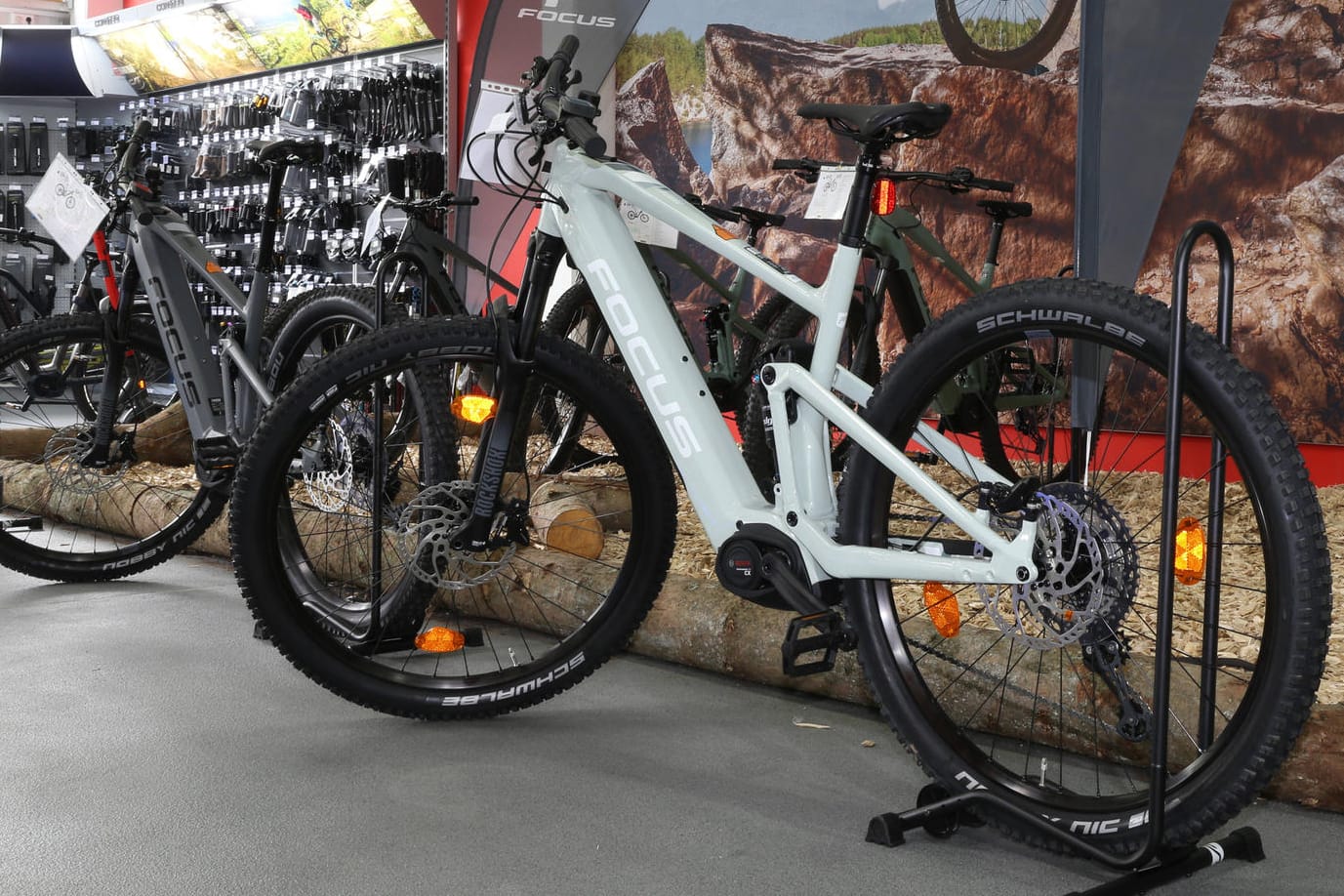 Mountainbike mit E-Motor: Nicht für jeden Radler ist es die perfekte Wahl. Der Weg zum passenden Fahrrad kann beschwerlich sein. Einfacher wird es, wenn man weiß, worauf zu achten ist.