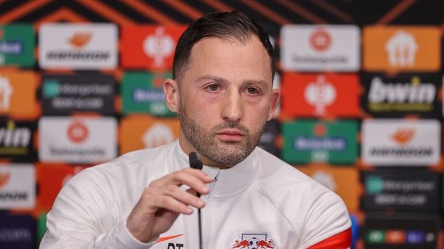 Leipzigs Trainer Domenico Tedesco spricht in der Pk zum Europa-League-Spiel gegen Atalanta Bergamo.