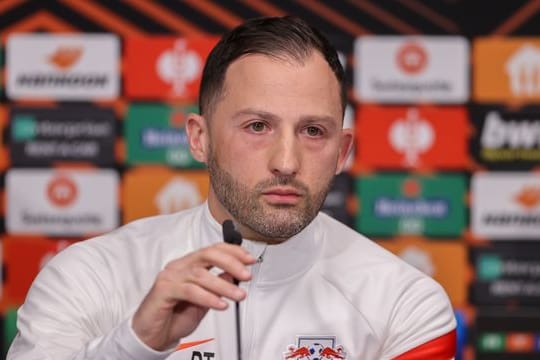 Leipzigs Trainer Domenico Tedesco spricht in der Pk zum Europa-League-Spiel gegen Atalanta Bergamo.