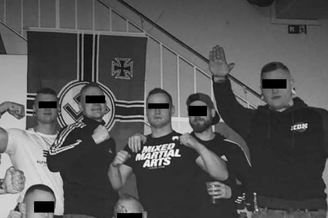 Laut der Recherchegruppe Exif zeigt das Bild zwei der Festgenommenen im Eisenacher "Flieder Volkshaus": Leon R. (m.) und Bastian A. (mit Hitlergruß).