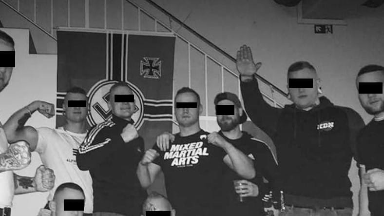 Laut der Recherchegruppe Exif zeigt das Bild zwei der Festgenommenen im Eisenacher "Flieder Volkshaus": Leon R. (m.) und Bastian A. (mit Hitlergruß).