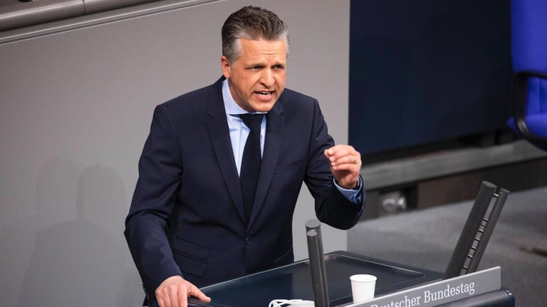 Thorsten Frei im Bundestag (Archiv): Vertreter der Koalitionsfraktionen versuchten sich auf den letzten Metern "durch hektische, kurzfristige Neupositionierungen und Verfahrenstricks zur bloßen Gesichtswahrung in irgendein Ergebnis zu retten", monierte er.