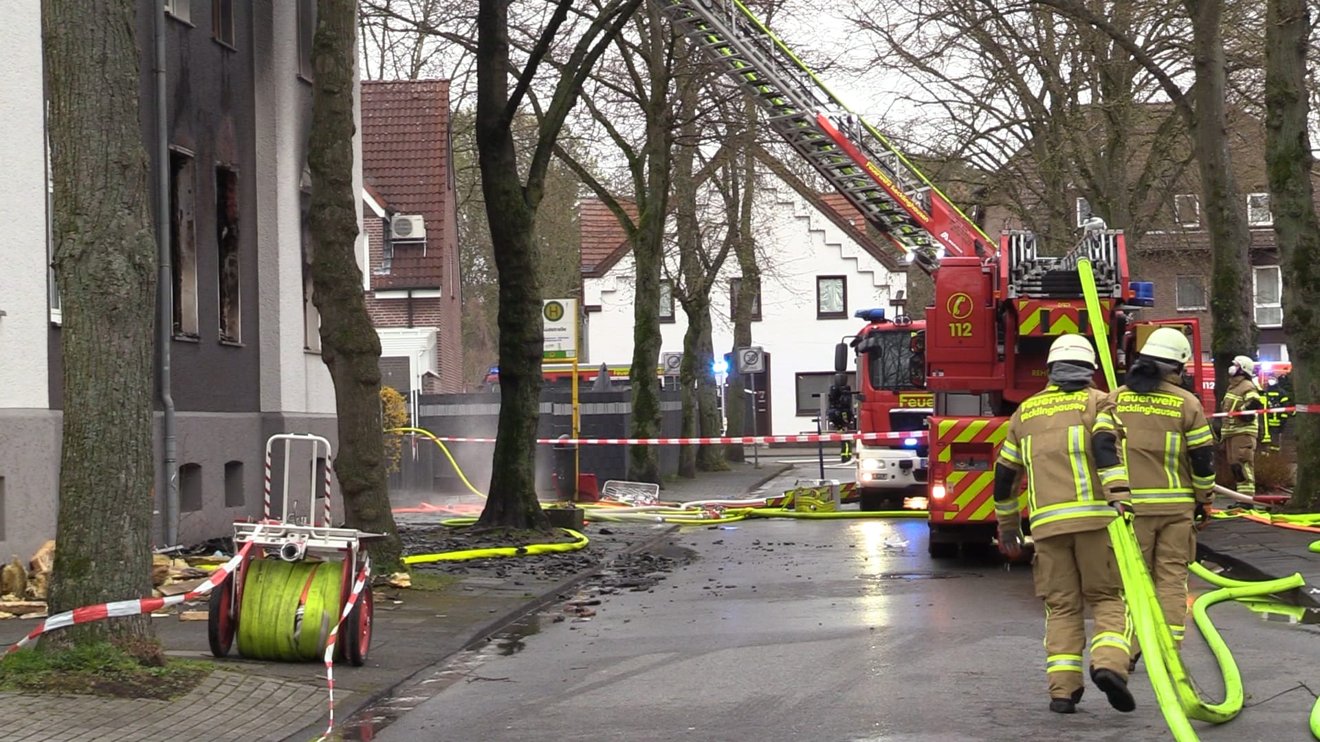 Feuerwehrleute bekämpfen den Brand: Sechs Menschen wurden gerettet.