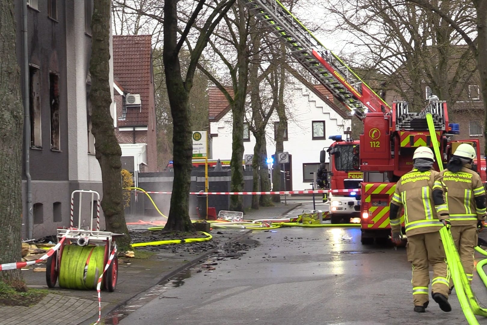 Feuerwehrleute bekämpfen den Brand: Sechs Menschen wurden gerettet.