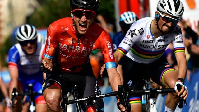 Jubel bei Pello Bilbao (l), Julian Alaphilippe im Regenbogentrikot hat das Nachsehen.