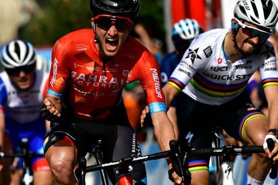 Jubel bei Pello Bilbao (l), Julian Alaphilippe im Regenbogentrikot hat das Nachsehen.