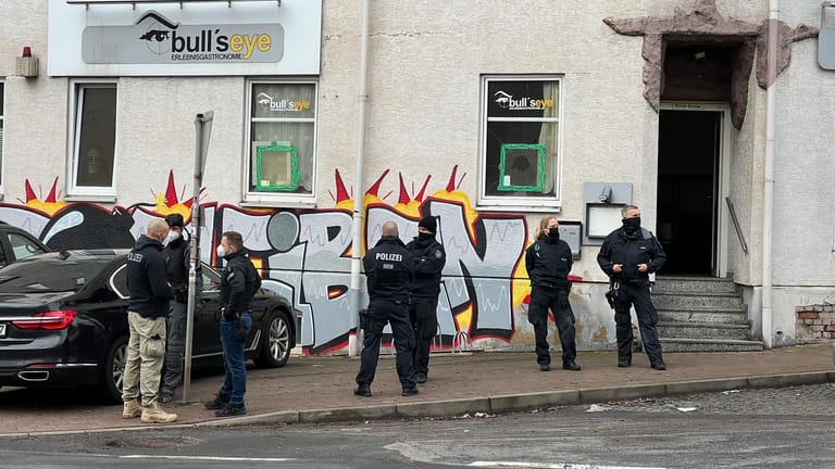 Bundesweite Razzia gegen Neonazi-Szene: Polizei vor der Kneipe Bull's Eye in Eisenach.