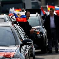 Russischer Autokorso: Nach den Demonstrantionen unter anderem in Köln und Berlin sind fürs kommende Wochenende vier solcher Veranstaltungen angemeldet.