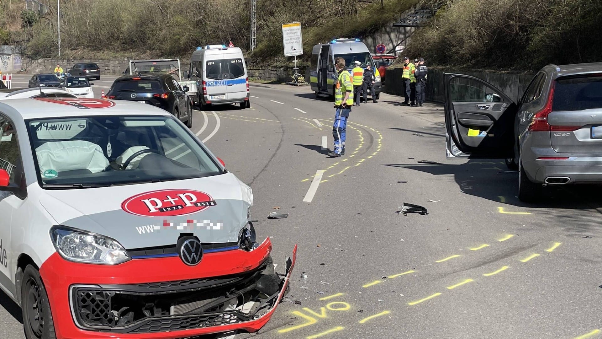 Das demolierte Auto des Unfallfahrers: Der 25-Jährige krachte in einen entgegenkommenden Streifenwagen und einen Volvo.