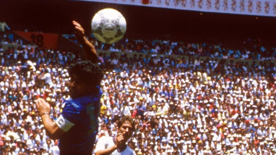 Die Hand Gottes: Diego Maradona (l.) schrieb mit seinem eigentlich irregulären Treffer gegen Torwart Peter Shilton Geschichte.