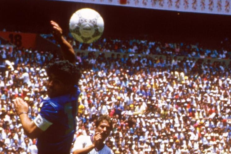 Die Hand Gottes: Diego Maradona (l.) schrieb mit seinem eigentlich irregulären Treffer gegen Torwart Peter Shilton Geschichte.