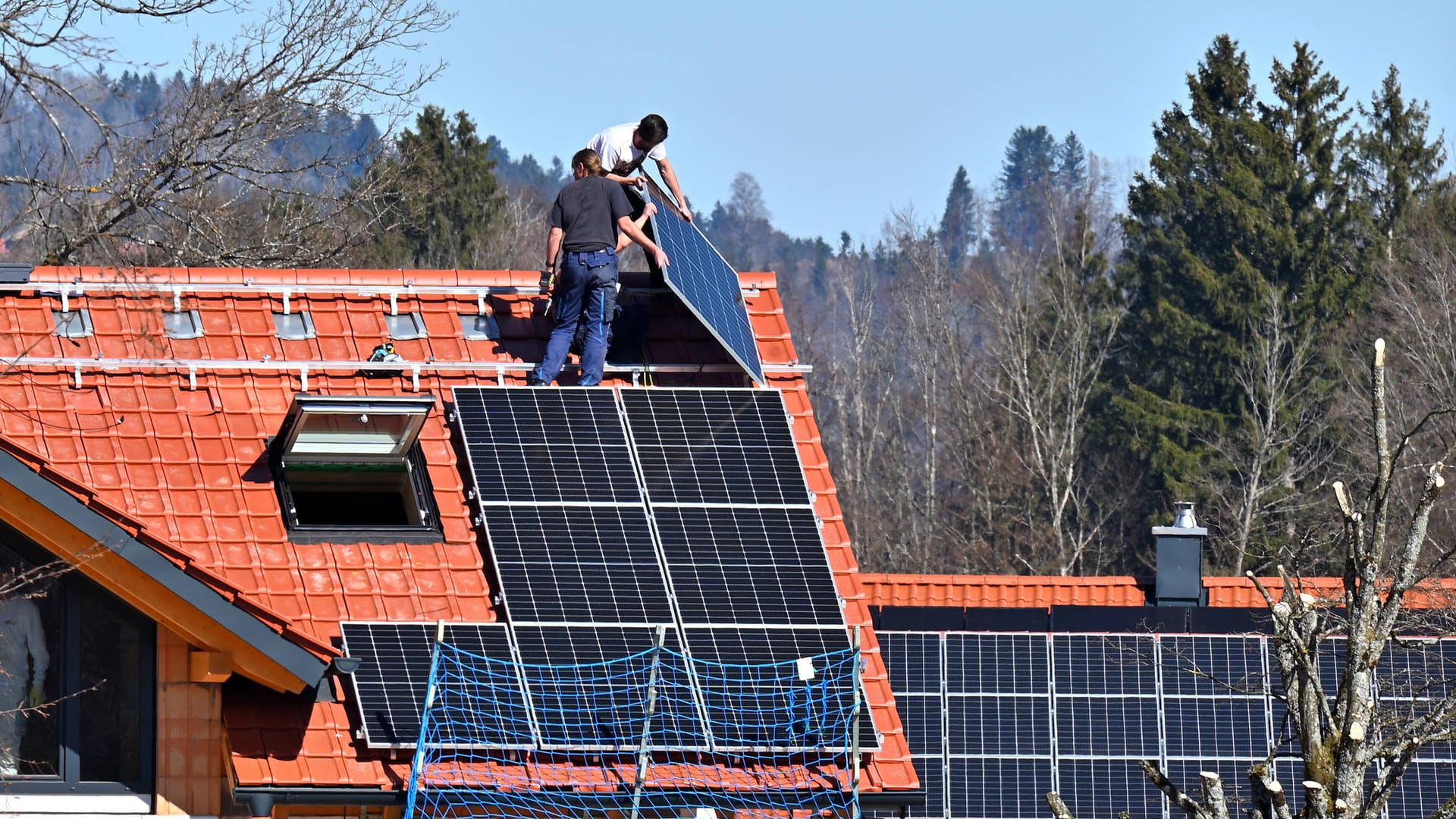 Ein Solardach wird auf einen Neubau montiert (Symbolbild): Bayerns Bauminister Christian Bernreiter (CSU) äußert sich zur Kritik am schleppenden Solarausbau. Ein Solardach wird auf einen Neubau montiert (Symbolbild): Bayerns Bauminister Christian Bernreiter (CSU) äußert sich zur Kritik am schleppenden Solarausbau.